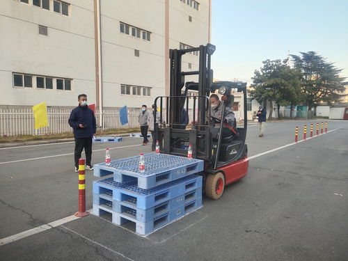 安徽中烟阜阳卷烟厂物流分中心举办叉抱车技能竞赛